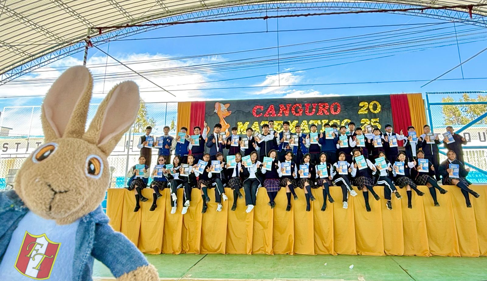 Estudiantes participando en el Canguro Matemático